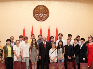 Բակո Սահակյանը հանդիպել է «Տնջրե» պատանի երաժիշտ-կատարողների միջազգային փառատոնի
