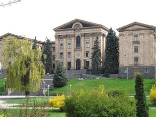 «Հրապարակ». ԱԺ-ում Ծառուկյանի աշխատավարձից պահել են 11 հազար դրամ