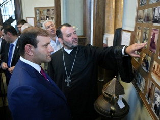 Երեւանի քաղաքապետն այցելել է Սանկտ Պետերբուրգի Հայ առաքելական եկեղեցի