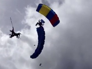 Պարաշյուտիստն ընկել է հանդիսատեսի մեջ