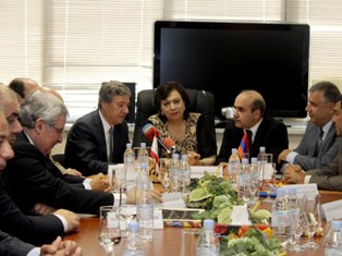 Բեյրութ-Երեւան առաջին չվերթի ուղեւորները վայրէջքի ժամանակ երգում էին Հայաստանի հ