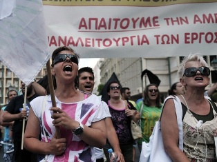 Ցուցարարները հարձակվել են Աթենքի քաղաքապետի վրա