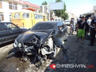Գյումրիում Mercedes-ը բախվել է առեւտրի տաղավարներին. Դրան նախորդել են կրակոցնե՞ր