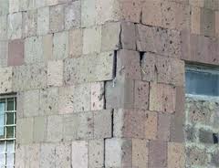 Տիգրան Մեծի պողոտայի շենքերից մեկի պատի քարը թուլացել էր եւ սպառնում էր անցորդնե