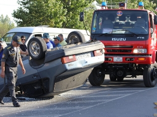 Կիեւյան կամրջի մոտ. «ՎԱԶ-21099»-ը բախվել է թիվ 6 երթուղային տաքսուն եւ կողաշրջվե