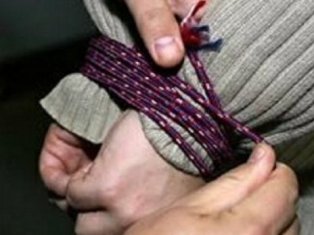 Բրիտանացին պատանդ է վերցրել իր դուստրերին