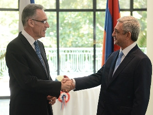 Armenian President visits French Embassy (PHOTOS)