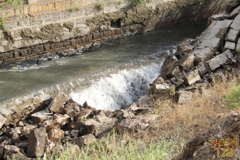 Փլուզվել է ոռոգման ջրանցքի պատնեշը. ջուրը լցվել է Փարաքար գյուղի տները (ֆոտո)