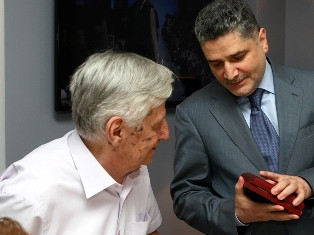 Դրամատուրգ Պերճ Զեյթունցյանը պարգեւատրվել է Հայաստանի վարչապետի հուշամեդալով