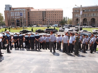 Սա ժողովրդի քաղաքապետարանն է, դուրս եկեք ձեր թաքստոցներից. ցուցարարները չեն ուզո