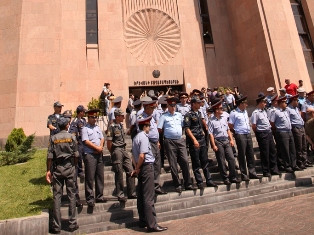 Երեւանի քաղաքապետարանի դիմաց բողոքի ակցիան ավարտվեց. հետաքրքիր զրույց հ/կ-ի ներկ