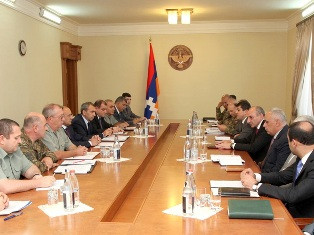 Բակո Սահակյանն ու Սեյրան Օհանյանը քննարկել են բանակաշինության խնդիրները