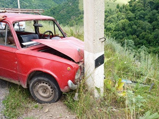 Լոռիի մարզում իրար են բախվել են «ՎԱԶ-2101»-ն ու «Ինֆինիթի»-ն. Պատճառը մեծ փոսն է