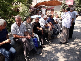 «Նաիրիտի» ավելի քան 500 աշխատակիցներ նախագահականի դիմաց են (ֆոտո)