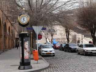 Երեւանի բակերում տեղադրվել է 1150 փայտե, պոլիմերային եւ երկաթե նստարան եւ 200 աղ