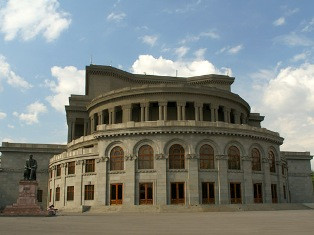 Օպերայի եւ բալետի ազգային թատրոնի տնօրեն. Ստեղծագործական կոլեկտիվներում հաճախ են