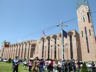 Ակտիվիստները երթով գնացել են Կենտրոնի ոստիկանություն եւ պահանջում են ազատ արձակե