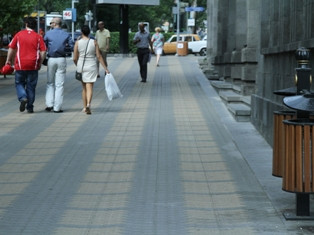 Երեւանում շարունակվում են մայթերի սալապատման աշխատանքները