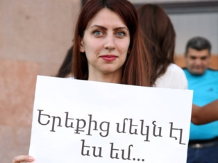 «Երեքից մեկն էլ ես եմ». Ակտիվիստները երթով հասան քաղաքապետարան (ֆոտոռեպորտաժ)