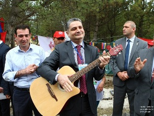 Տիգրան Սարգսյանը ձեռքն է վերցրել կիթառն ու երգել ճամբարականների համար