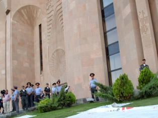 Երեւանի բնակիչներն առաջարկում են քաղաքապետարանի պաշտոնյաներից վերցնել ծառայողակա