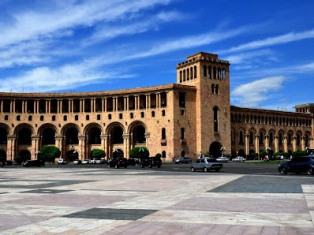 Գերեվարված զինծառայողի հարազատները ԱԳՆ-ի մոտ նախարարի հետ հանդիպում են պահանջում