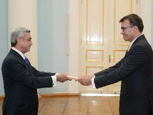 Switzerland’s new ambassador hands credentials to Armenia’s President