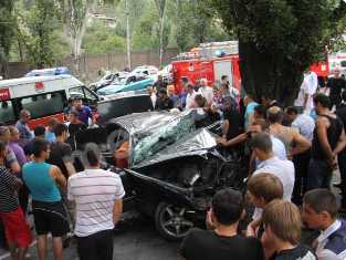 Խոշոր վթար Մյասնիկյան պողոտայում. «Մերսեդեսը» բախվել է ծառին (ֆոտո)