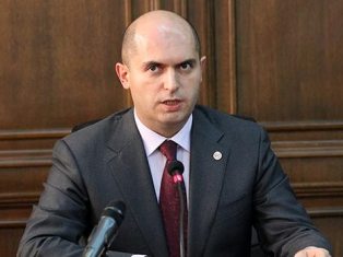ԿԳ նախարարը հաստատել է հանրակրթական դպրոցների դասագրքերի վարձավճարների չափը