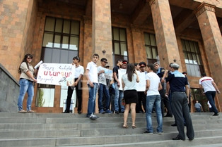 ԵՊՀ-ում բողոքի ակցիա է. ոստիկաններն ուսանողներին ստիպել են իջնել աստիճաններից (ֆ