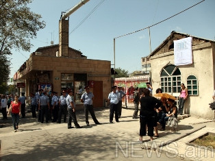 Կոմիտաս 5-ում ոստիկանները բռնի ուժով հեռացրել են բնակիչներին. մի կին ուշագնաց է