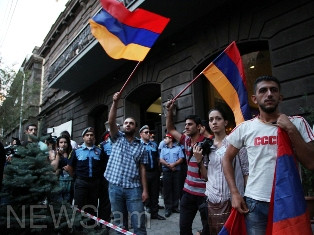 Սերժ Սարգսյանը ՀՀԿ շենք ժամանեց հակառակ կողմից. պատճառը բողոքի ակցիան է