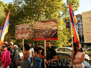 Ցուցարարները ոստիկանների ուղեկցությամբ հասել են «Ծածկած շուկա» (ֆոտո)