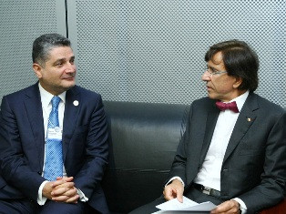 Armenian PM meets with Belgian colleague in China