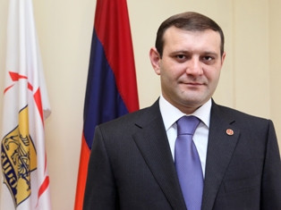 «Հրապարակ». Տարոն Մարգարյանը որոշել է «փոխել Երեւանի սեռը»