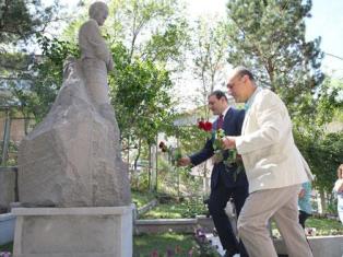 Բացվել է Հրանտ Մաթեւոսյանի արձանը
