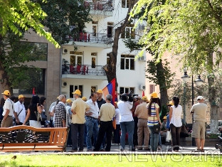 Փակ շուկայի դիմաց Սամվել Ալեքսանյանի մարդիկ սպասում են ակտիվիստներին (ֆոտոռեպորտ