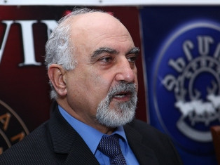Ազատության հրապարակում հանրահավաք անցկացնելու նպատակով Պարույր Հայրիկյանը բանակց