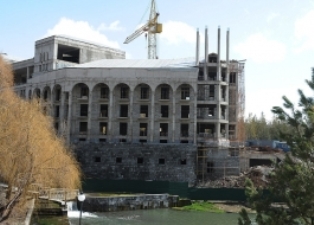 «Հրապարակ». Ջերմուկում կառուցվող շքեղ հյուրանոցը այս տարի էլ չի հանձնվի շահագործ