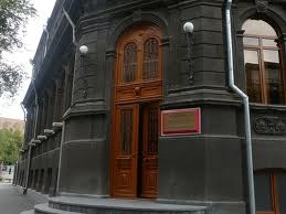 Լարված իրավիճակ ՀՀԿ գործադիր մարմնի նիստից առաջ. բնակիչները փորձում են փակել նա