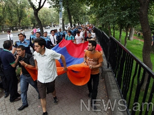 Մեծաթիվ ոստիկանների ուղեկցությամբ մեկնարկեց բողոքի ակցիան դեպի Բաղրամյան 26
