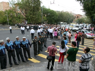 Ոստիկաններին չի հաջողվում ցուցարարներին դուրս բերել փողոցից (ֆոտոռեպորտաժ)
