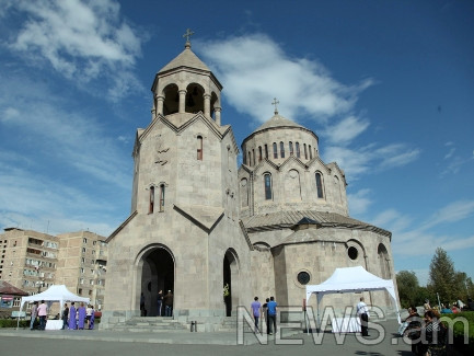 Սովորական հավատացյալների առջեւ եկեղեցին փակ է. այնտեղ կնքում են Սամվել Ալեքսանյա