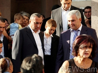 «Հրապարակ». Սամվել Ալեքսանյանի երեխաները երգ են գրել հայրիկի ու մայրիկի մասին