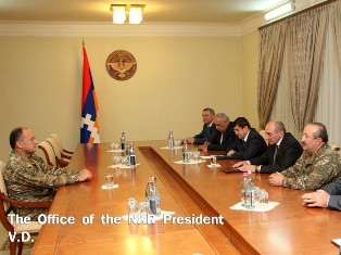 Բակո Սահակյանը Սեյրան Օհանյանի հետ քննարկել է բանակաշինության հարցը