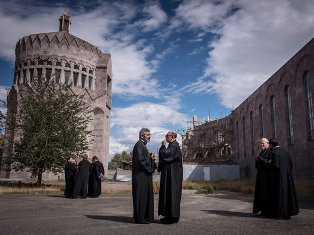 «New York Times». Հայկական եկեղեցին գոյատեւել է դարեր շարունակ եւ այսօր բախվել է