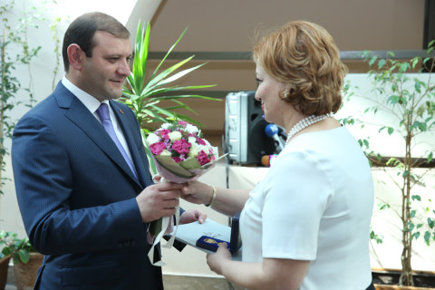 Այլեւս չունենք չջեռուցվող դպրոց կամ մանկապարտեզ. Տարոն Մարգարյանը հուշամեդալ է հ
