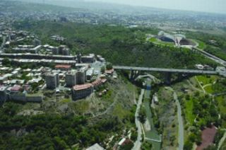 «Հայկական ժամանակ». Ո՞ւմ է պատկանում Հրազդանի կիրճի «կազարմայատիպ» նորակառույցը