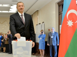 Ադրբեջանի հեռուստաալիքները ցուցադրում են միայն ընտանիքի հետ քվեարկող Ալիեւին