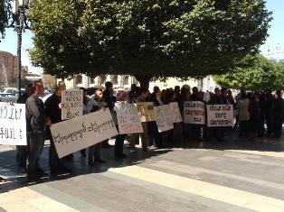 Բողոքի ակցիա կառավարության առջեւ՝ ընդդեմ Թեղուտի հանքավայրի (ֆոտո)